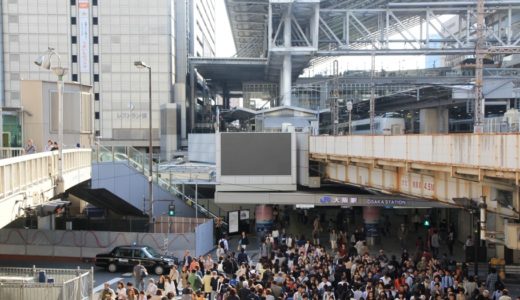 JR大阪駅御堂筋口の横断歩道側の屋上に大型のサイネージモニタ（街頭ビジョン）が登場！