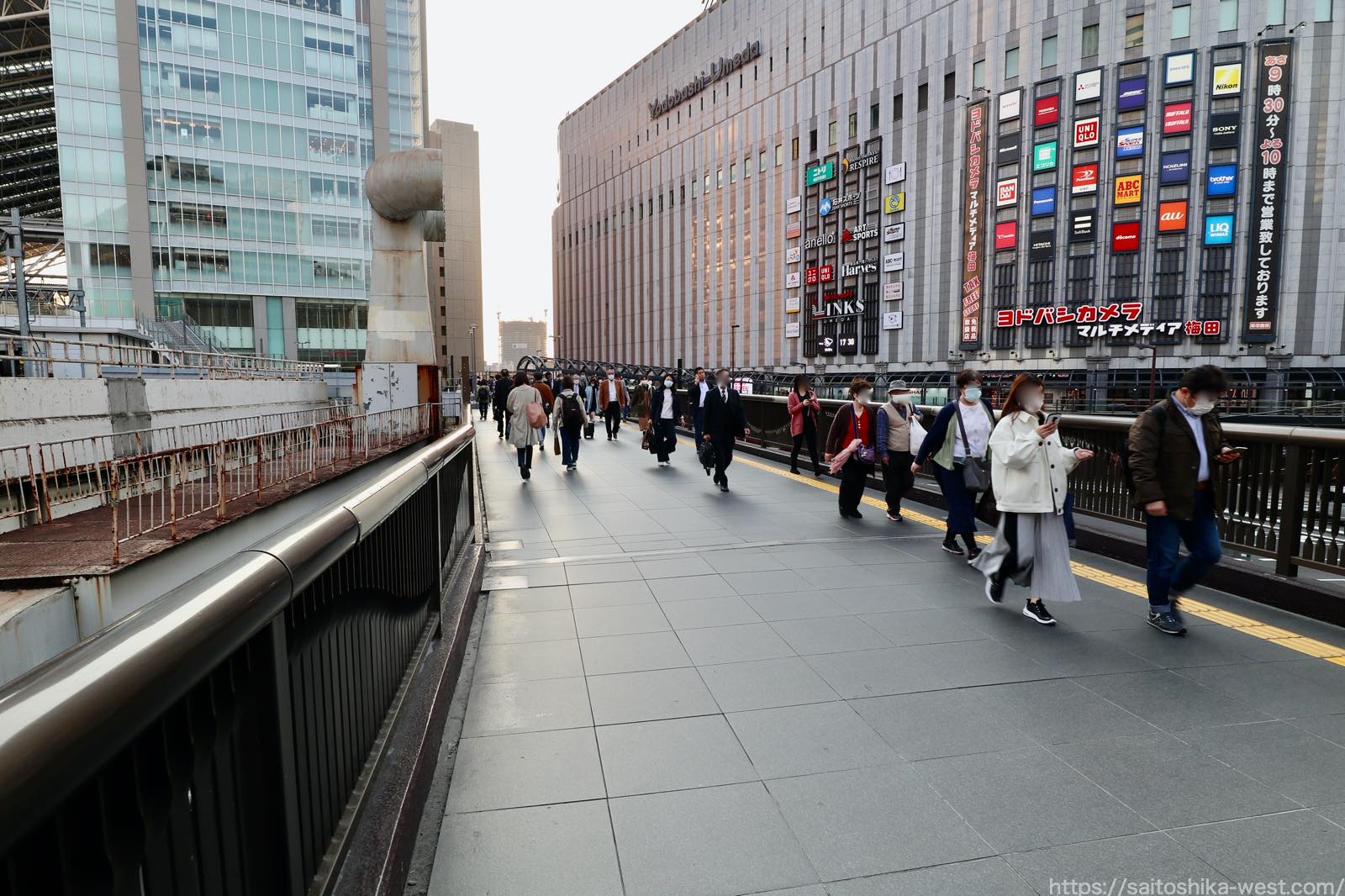 大阪駅ルクア側と阪急梅田駅を結ぶ歩道橋が美装化されました Re Urbanization 再都市化