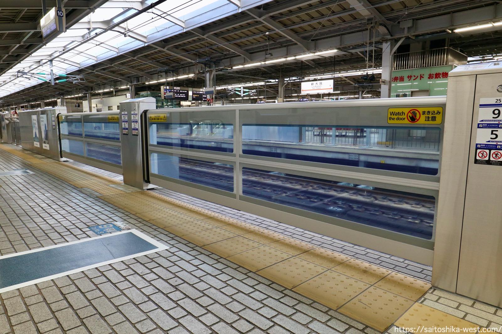 新大阪駅の新幹線ホームに設置されたホームドアは炭素繊維強化プラスチック ｃｆｒｐ を採用し開口部は10ｍ Re Urbanization 再都市化