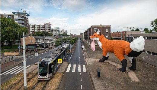 フロレンティン・ホフマンの巨大なキツネはロッテルダムの灰色の通りをさまよう