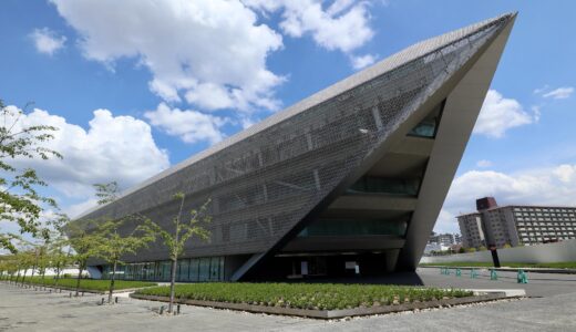 追手門学院大学 ACADEMIC-ARK（アカデミックアーク）茨木総持寺キャンパスのシンボルは巨大な正三角形！