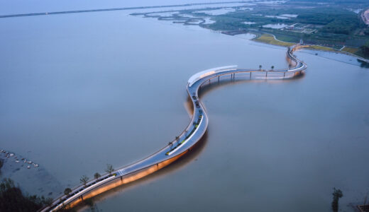 ユアンダン橋（Yuandang Bridge） は湖面を舞うリボンのような美しいデザインが特徴の人道橋