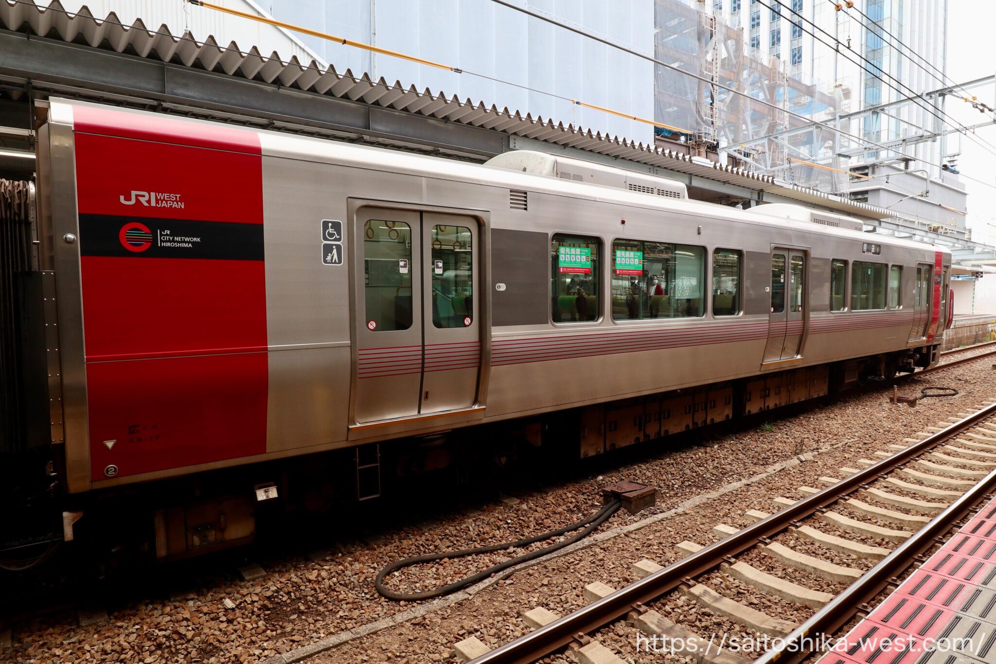 JR西日本227系0番台(外観・車内編)広島スペシャルのカラーリング、未来へ羽ばたく赤い翼『Red Wing(レッド ウィング)』! | Re ...