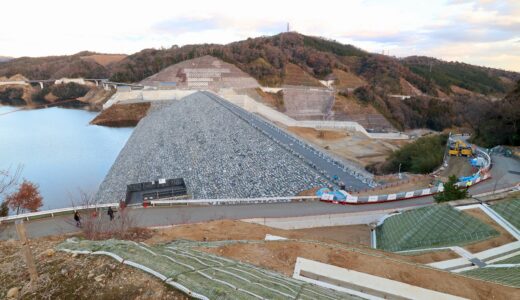 安威川ダム（あいがわダム）建設工事の最新状況 23.01 【2022年9月5日から8ヶ月かけて最高水位まで上昇させる試験湛水を実施中】