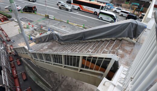 梅田歩道橋・阪神百貨店前階段をリニューアル、急勾配を改善する架替え工事が始まる！現地の最新状況 24.11