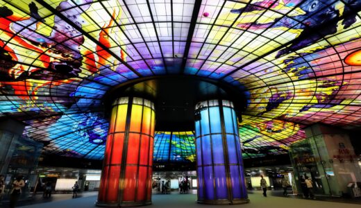 世界第2位の美しい地下鉄駅・高雄MRT『美麗島駅』を訪問！巨大ステンドグラス『光之穹頂』と龍が舞うライトアップショーに感動
