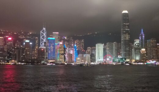 尖沙咀プロムナードから眺める香港の摩天楼。ビクトリア・ハーバーの夜景が世界中の旅行者を惹きつける理由とは？