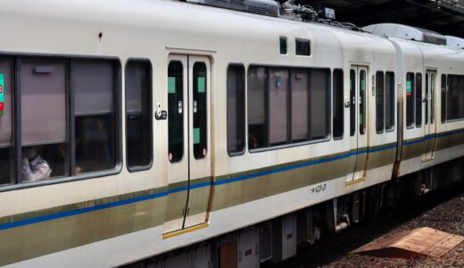 大和路線221系の黒ずみは改善できるか？ 323系との比較で見えた「鉄道清掃DX」と外装メンテナンスの課題