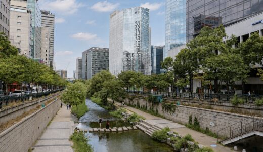 ソウル都心を流れる「清渓川」を歩く！高架道路を撤去し、約5.8kmの水辺へ再生した世界的都市再生プロジェクト